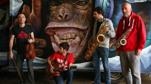Swing Uppercut à la centrifugeuz avec Vihuela Deshogues au violon, Anthony Marie à la guitare, Marc Le Berre au saxophone Baryton et Patrick Martin au saxophone alto