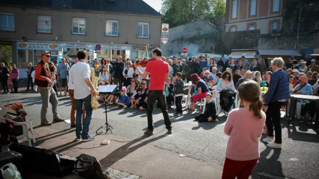 Swing Uppercut anime le village de Jazz sous les pommiers