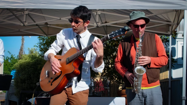 Swing Uppercut anime le festival Jazz sous les pommiers (Coutances) avec Anthony Marie à la guitare et Patrick Martin au saxophone