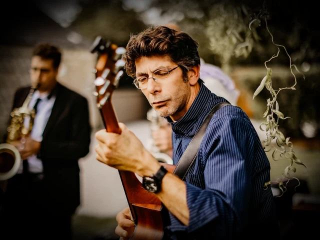 Anthony Marie joue de la guitare avec Swing Uppercut