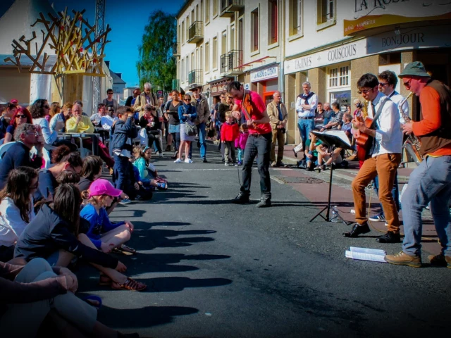 Swing Uppercut en animation musicale extérieure au festival Jazz sous les Pommiers à Coutances
