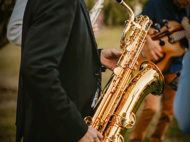 Marc Le Berre joue du saxophone baryton avec Swing Uppercut