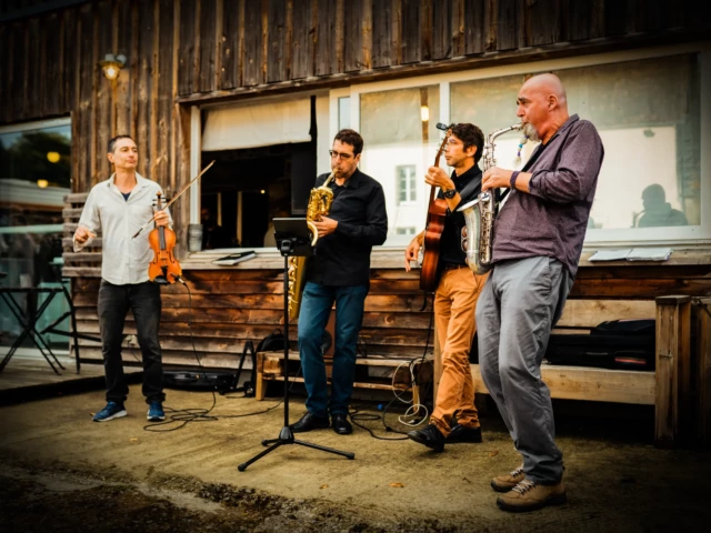 Swing Uppercut joue en concert lors d’un mariage à Thury-Harcourt