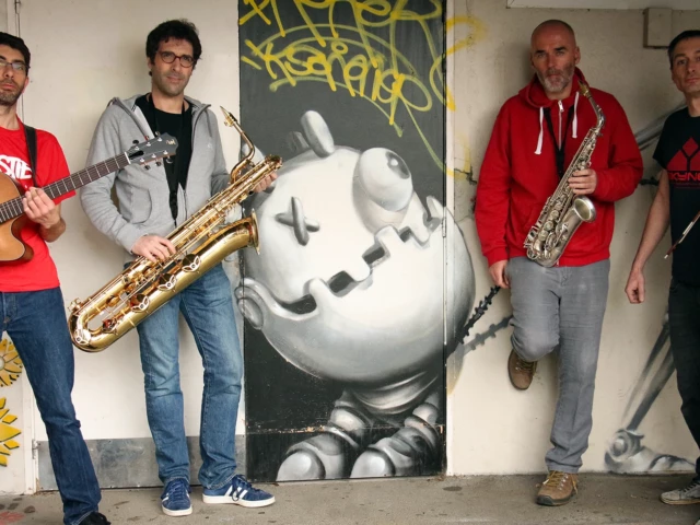 Swing Uppercut à la Centrifugeuz à Caen avec Vihuela Deshogues au violon, Patrick Martin au saxophone alto, Marc Le Berre au saxophone baryton et Anthony Marie à la guitare, devant un graffiti de chien robotique
