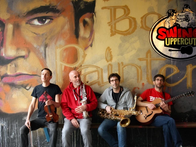 Swing Uppercut assis à la Centrifugeuz à Caen devant un graffiti de Quentin Tarantino « Born to Be Painters », avec le logo Swing Uppercut et ses deux boxeurs