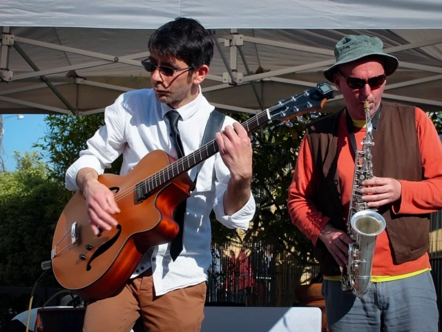 Swing Uppercut anime Jazz sous les Pommiers à Coutances avec Anthony Marie à la guitare et Patrick Martin au saxophone