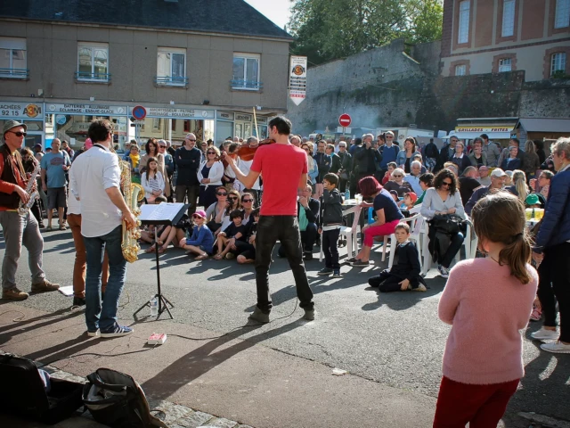 Swing Uppercut anime le festival Jazz sous les Pommiers à Coutances en extérieur