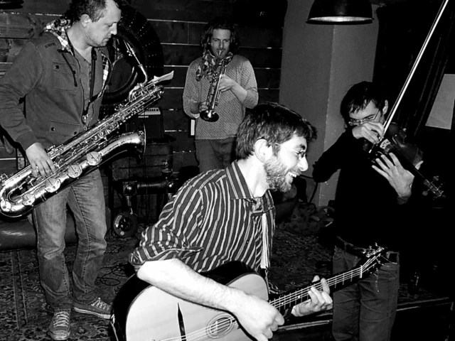 Swing Uppercut avec Adrien Faure à la trompette et Arnaud Grassin au saxophone baryton