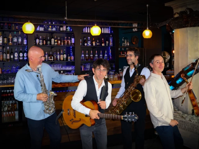 Swing Uppercut avec ses instruments au bar geek steampunk Le Machiniste à Caen