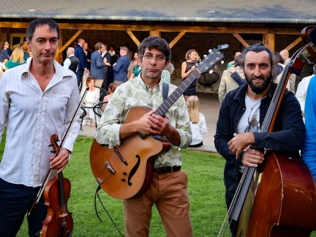 Swing Uppercut en prestation de mariage à la Ferme de la Vignette à Tour-en-Bessin avec Anthony Billaud à la contrebasse
