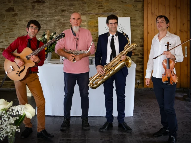 Swing Uppercut pose avec ses instruments au Domaine Aslan